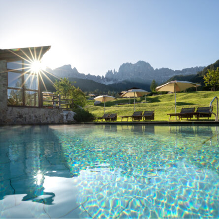Aussenpool Cyprianerhof Dolomit Resort I Fabian Dalpiaz