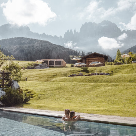 Im Pool des Cyprianerhof Dolomit Resort Brandnamic (Belvita Leading Wellnesshotels Suedtirol