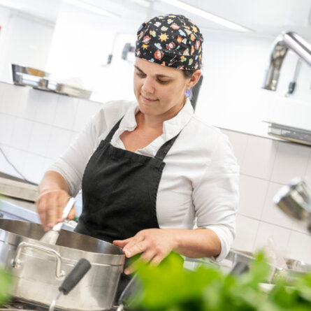 Monika Damian I Kuechenchefin Cyprianerhof Dolomit Resort I Helmuth Rier (1)