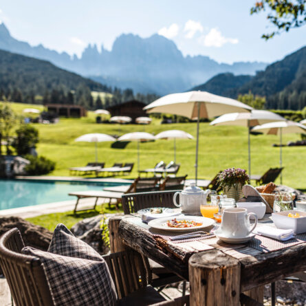 Terrasse & Aussenpool Cyprianerhof Dolomit Resort I Hannes Niederkofler