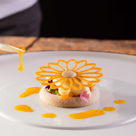 Atelier_Karamellisierte Felchlin Schokolade_Passionsfrucht, Haselnuss aus dem Piemont_Hochformat_©DanielSchvarcz Atelier_Karamellisierte Felchlin Schokolade_Passionsfrucht, Haselnuss aus dem Piemont_Hochformat_©DanielSchvarcz