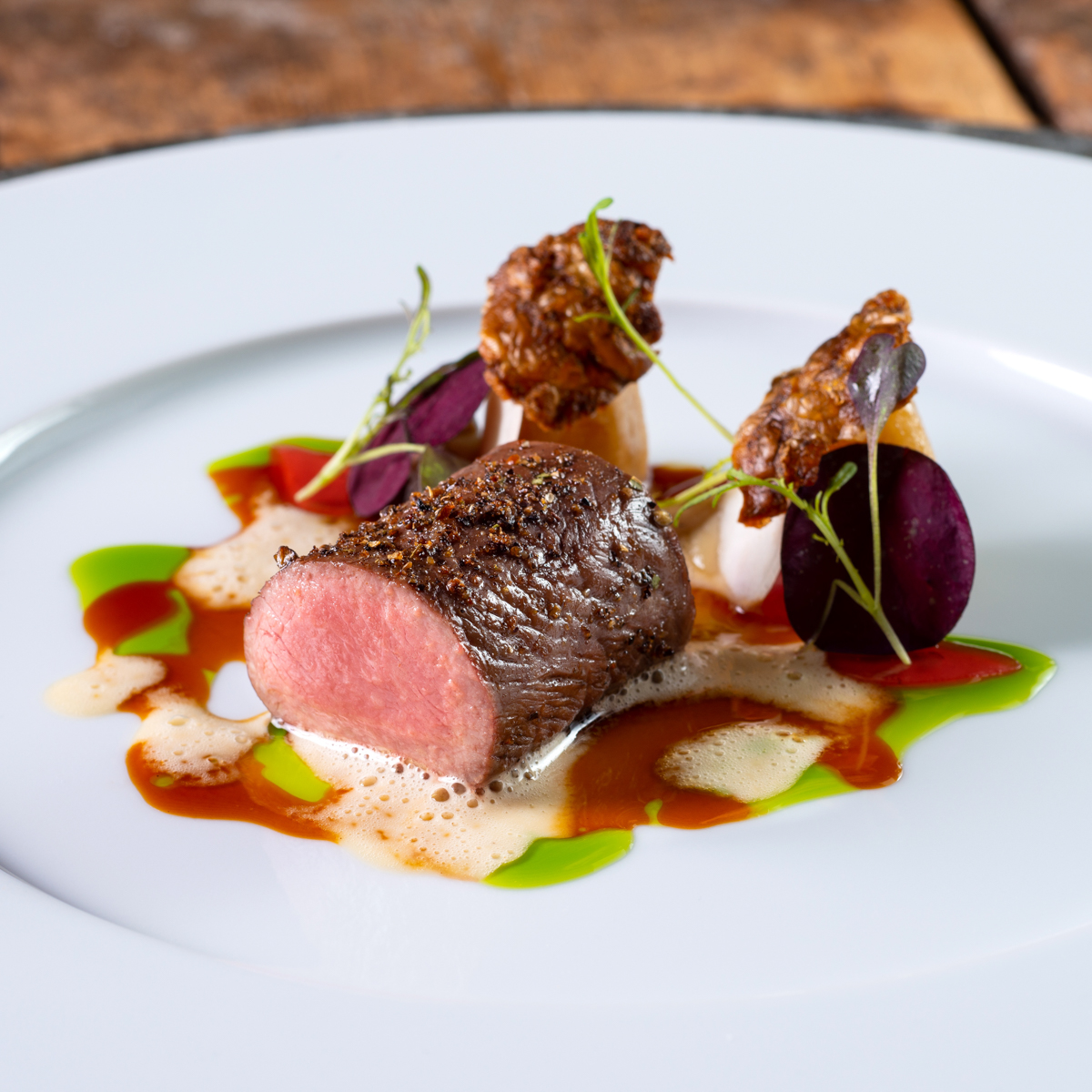 Atelier_Rehrücken vom Gutshof Polting, roter Shiso, Topinambur, Buchenpilze, Essig Jus & Kampot Pfeffer_©DanielSchvarcz