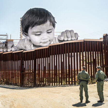 JR_GIANTS-Kikito-and-the-Border-Patrol-Tecate-Mexico-U.S.A.-2017-1