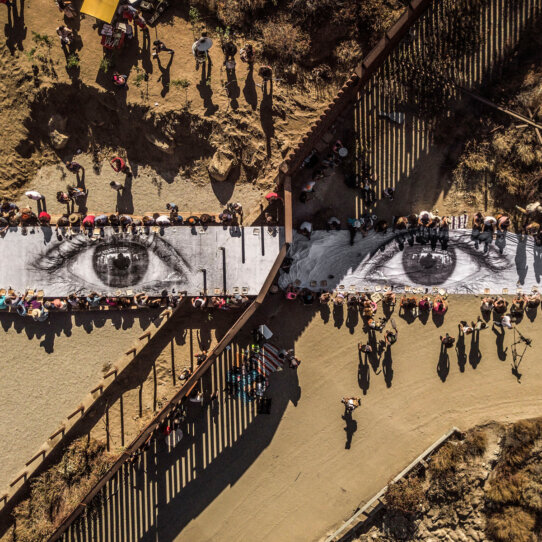 JR_Migrants-Mayra-Picnic-across-the-Border-Tecate-Mexico—U.S.A._2017
