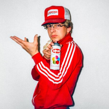 wysiwyg_Presse_Ausstellungen_ESWB_Der_Graffiti-Writer_Kane_mit_einer_original_Krylon-Spruehdose_aus_den_USA_um_1988_Foto_Oliver_Hoppe_EINE_STADT_WIRD_BUNT(1)