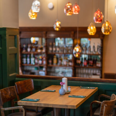 Schnitzelei I Wilmersdorf I arnozamorafilms I 1 I Tisch 1 und Lampen