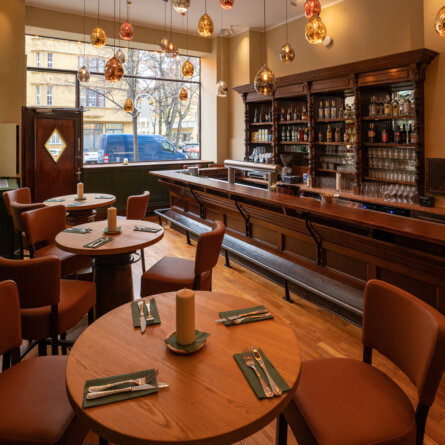 Schnitzelei I Wilmersdorf I arnozamorafilms I Tresenbereich