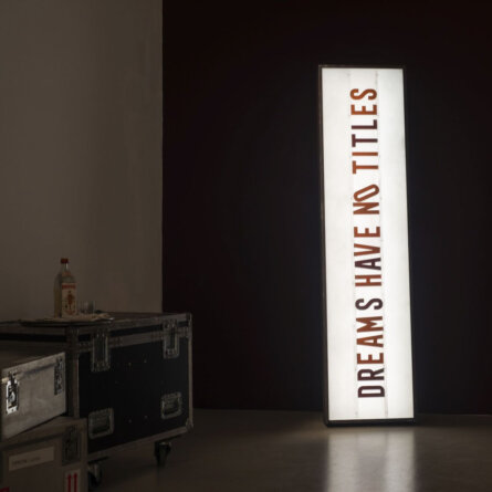 Zineb Sedira I Dreams Have No Titles I Installationsansicht I Venedig Biennale 2022 I Set design I Way of Life I 2019-2022 Foto Thierry Bal