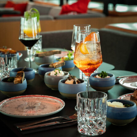 Studio_14-rbb-Dachlounge-gedeckter-Tisch