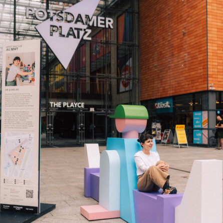 Künstlerin Jill Senft am Potsdamer Platz-17