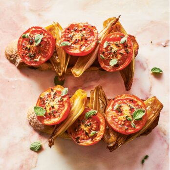 Tomaten Schalotten auf Olivenbrot_Toast it © DK Verlag/Haara Hamilton, Rezepte: Prue Leith © Toast it