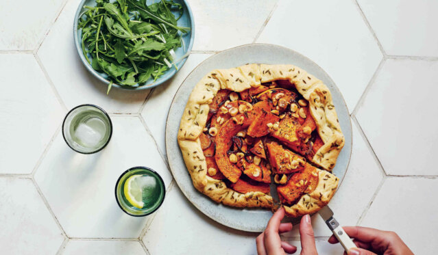 Jeden Tag Vegan I Butternusskürbis Galette I Foto Luke Albert