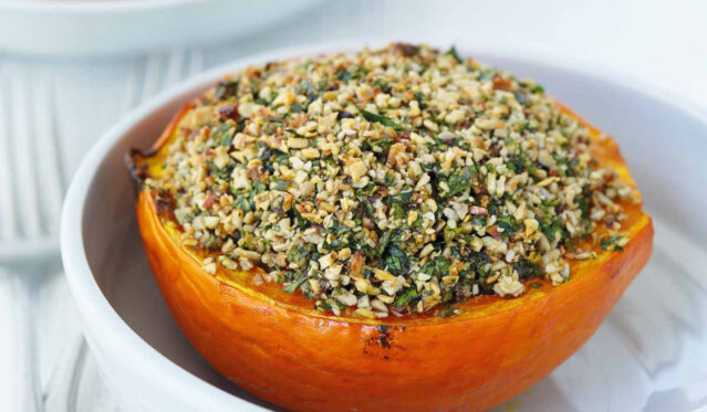 Kürbis mit Quinoafüllung I Natasha Corrett