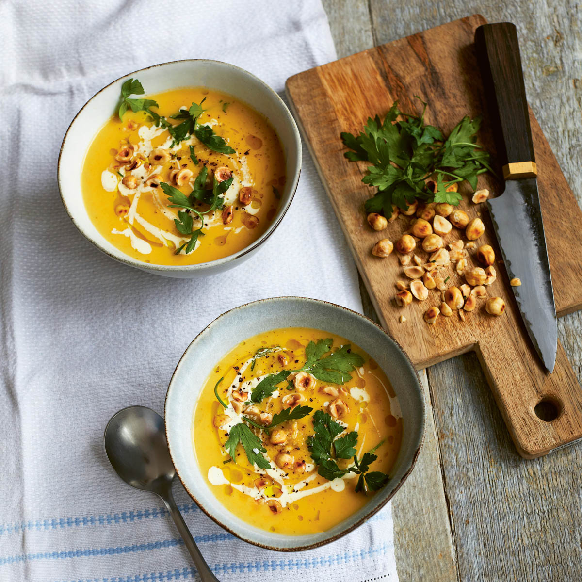 Cremige Sellerie-Suppe mit Haselnüssen ©Luke Albert