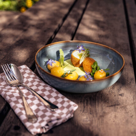 Kartoffeln mit gebackenem Ei und gruener Sauce