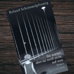 Sie wartet, aber sie weiß nicht, auf wen Sie wartet, aber sie weiß nicht, auf wen