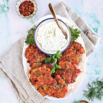 Griechische Tomatenpuffer mit Feta