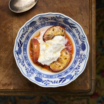 Burrata mit Lavendel und Pfirsich