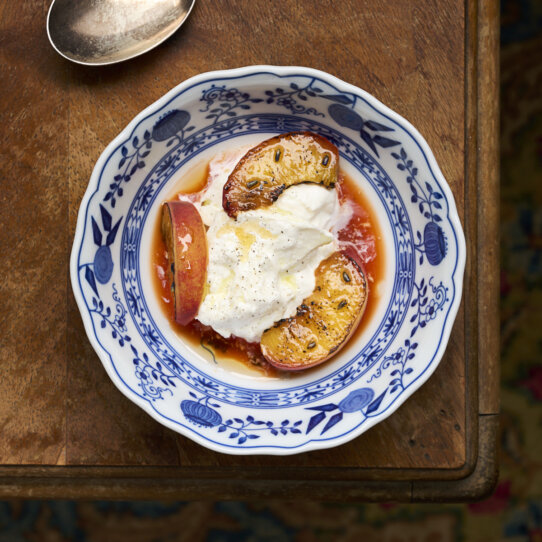 Burrata mit Lavendel und Pfirsich
