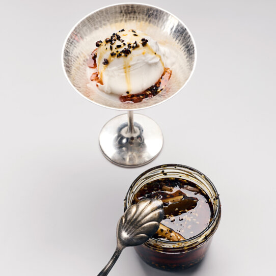 Kokoseis mit Crunchy Chili-Öl