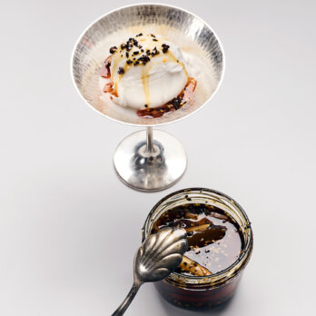 Kokoseis mit Crunchy Chili-Öl Kokoseis mit Crunchy Chili-Öl