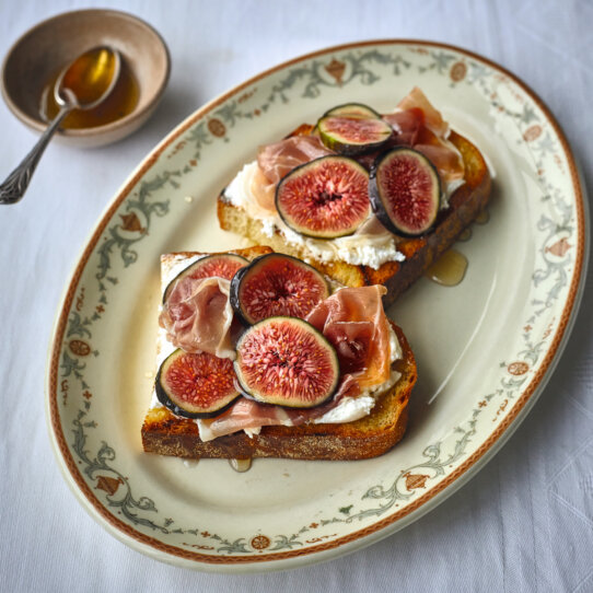 bruschetta-di-fichi-ricotta-prosciutto-e-miele