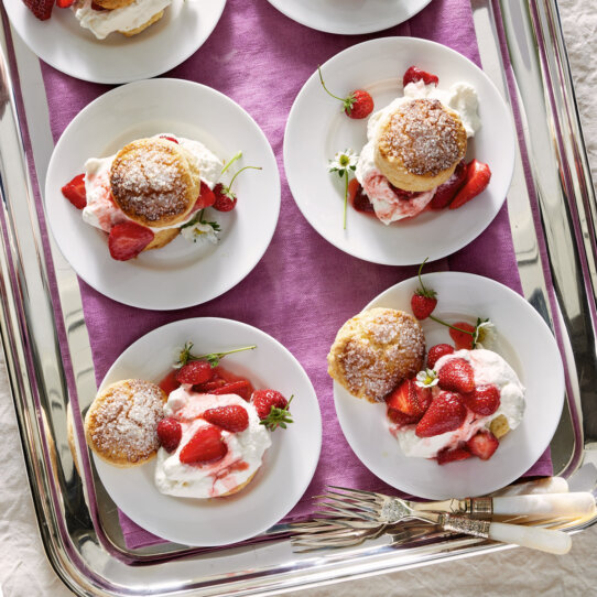 muerbegebaeck-mit-erdbeeren-und-sahne