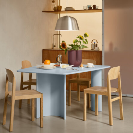 Muuto Renorm Table hellblau und Oak Chair