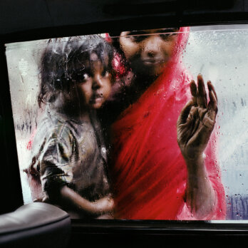 Während des Monsuns bittet eine Frau mit Kind um eine Zuwendung am Autofenster, Mumbai, Indien 1993 © Steve McCurry