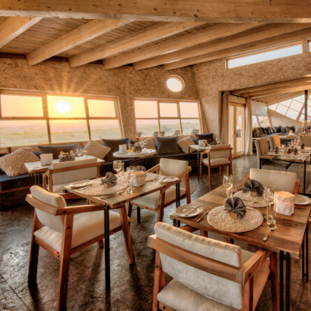 10 Shipwreck Lodge - Dining room