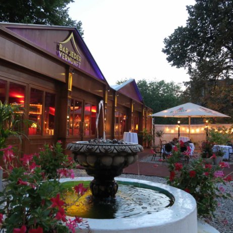 Biergarten in der Bar jeder Vernunft Berlin