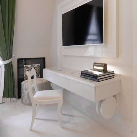 Patrick Hellmann Schlosshotel Berlin Grunewald_Wandschreibtisch