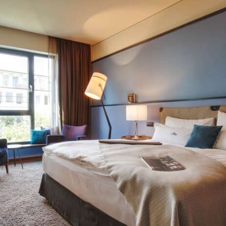 M-Room mit Fenster im Hotel The George, Aussenalster, Hamburg