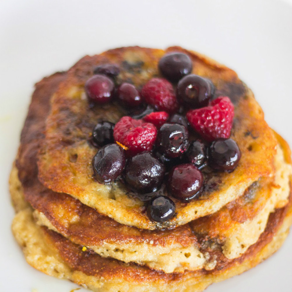 Paleo Rezept – Getreidefreie Pancakes mit Beeren | CREME GUIDES