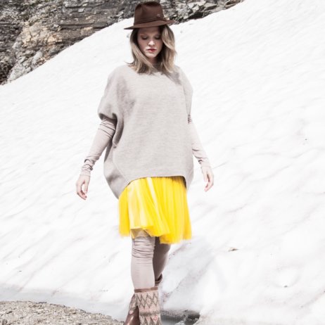 Elfenkleid Brautmode Mode Wien gelber Rock und grauer Pullover