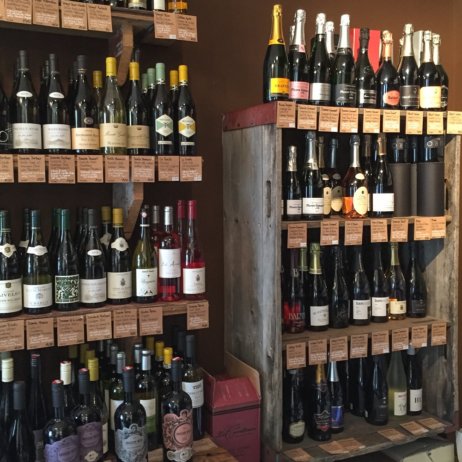 Goldhahn und Sampson Feinkost Kochbücher Berlin Weinauswahl