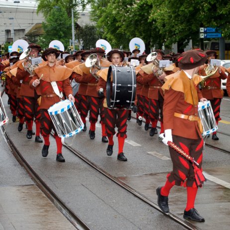 Sechseläuten Frühlingsfest Zürich Umzug mit Musik
