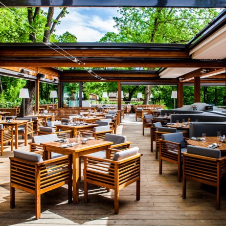 Klee Restaurant Terrasse am See Tische