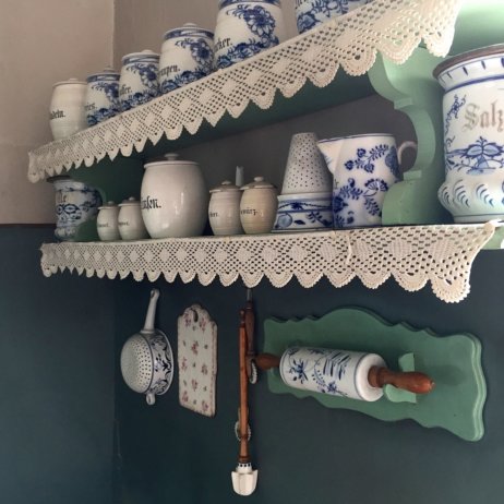 Museum Pankow Heynstraße 8 Interieur Regal mit Porzellan