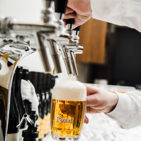 Gulasch and Champagne Grand Ferdinand Wien Getränke