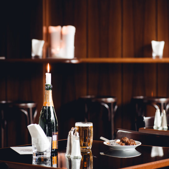 Gulasch and Champagne Grand Ferdinand Wien Tisch