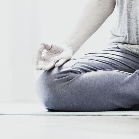 STUDIO ICH Yoga und Impuls-Strömen Schneidersitz