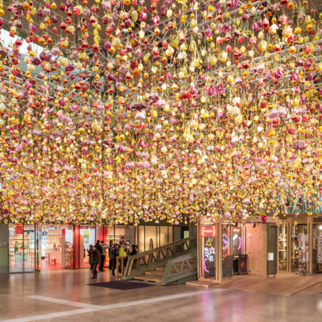 Bikini Berlin Rebecca Louise Law Installation Blumen Decke