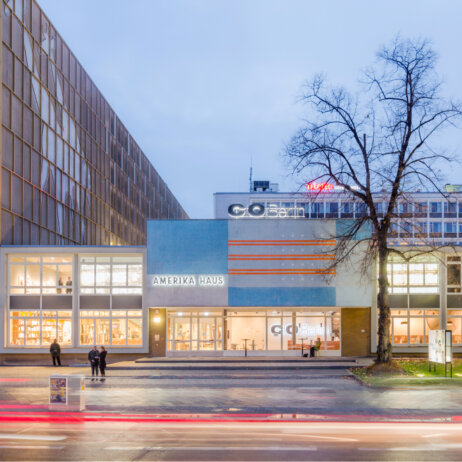 CO Berlin Amerika Haus Aussenansicht Nacht mit Verkehr
