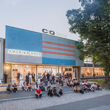 CO Berlin Amerika Haus Aussenansicht Vorplatz mit Publikum