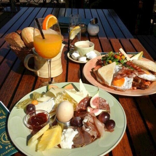 Klipper Frühstück mit Blick auf die Spree
