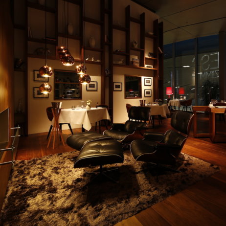 Esszimmer BMW Welt München - Kaminecke mit Eames Lounge Chair