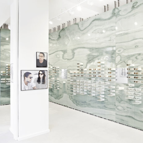 Viu Flagshipstore Berlin - Puristische Ladeneinrichtung mit grünem Marmor im Fokus