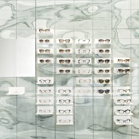Viu Flagshipstore Berlin - Die VIU Brillen werden vor Wand aus griechischem Marmor präsentiert