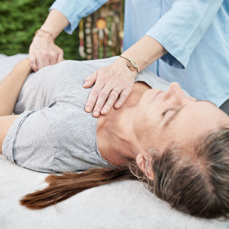 Strömen Impulsströmen Healing Touch Silvia Augustin Wien Brustkorb